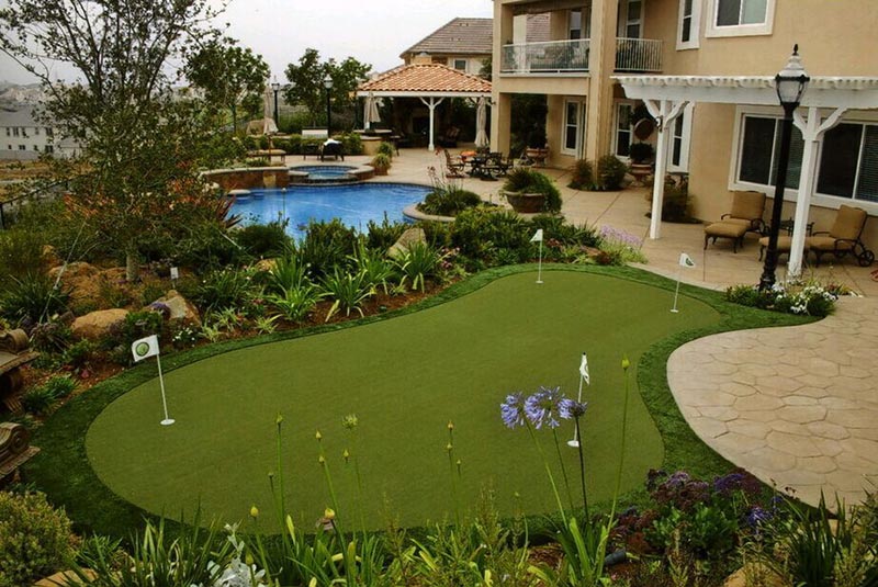 Specialty synthetic putting green